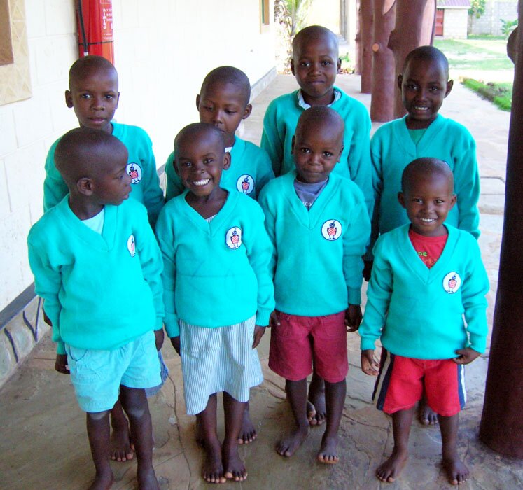 Kinder in Schuluniform